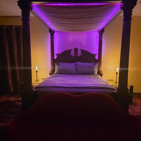 Moorepark West House Homestay *