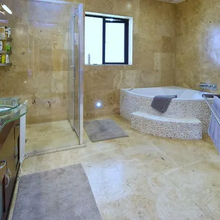 Homestay Moorepark West House