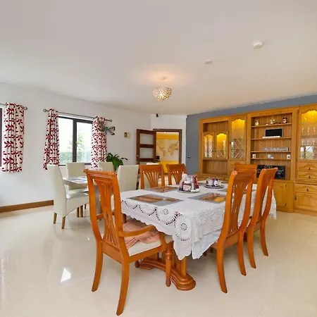 Homestay Moorepark West House *
