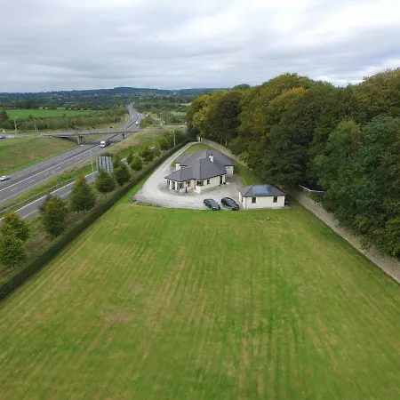 ホームステイ Moorepark West House