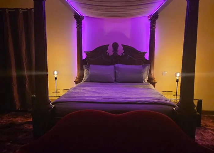 Moorepark West House Homestay *