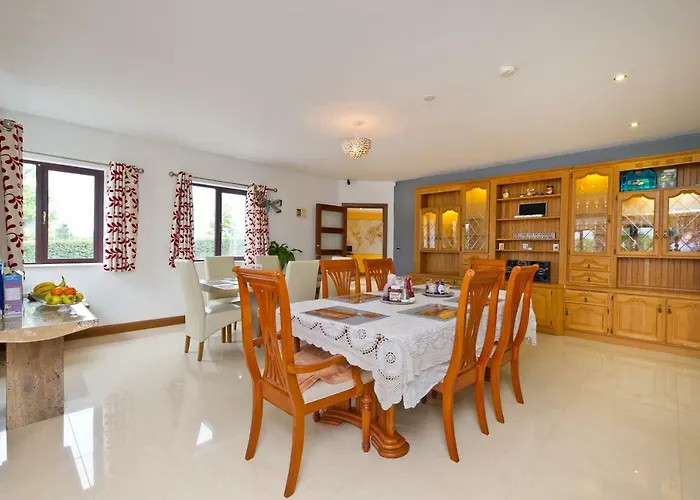 Homestay Moorepark West House *