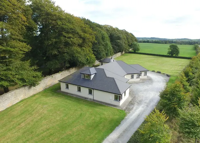 Moorepark West House Homestay *